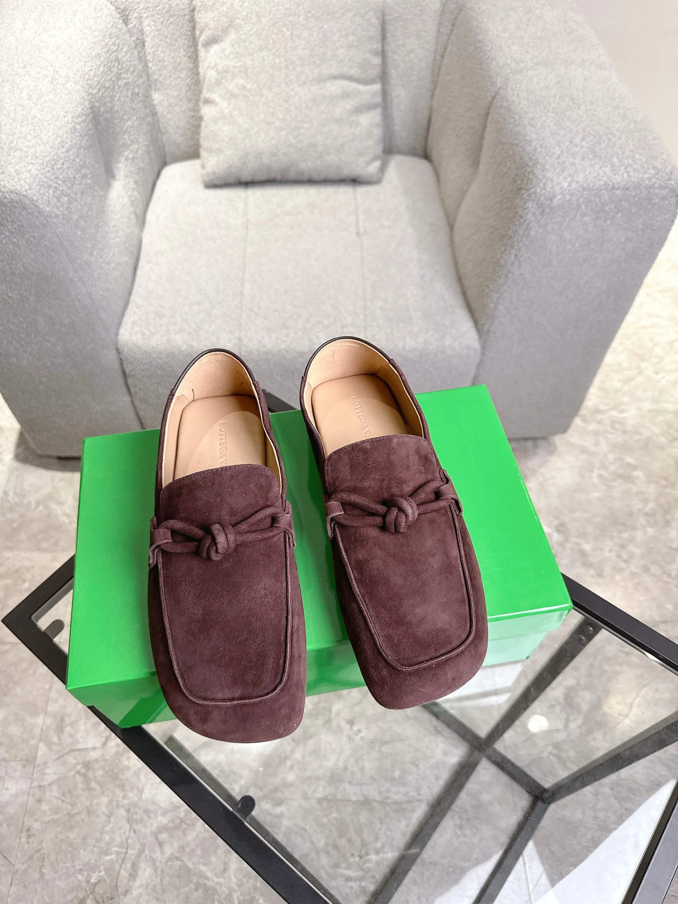 [BV] Top P: 800💰 Size: Women 35-39 (Customized for women 40) Men 39-44 (38.45 non-refundable) Bottega Veneta 2025 Autumn Counter Synchronized Couple Style Bottega Veneta Square Toe Flats Original 1:1 material selection, genuine leather outsole! A one-to-one replica of the original! quality assurance!